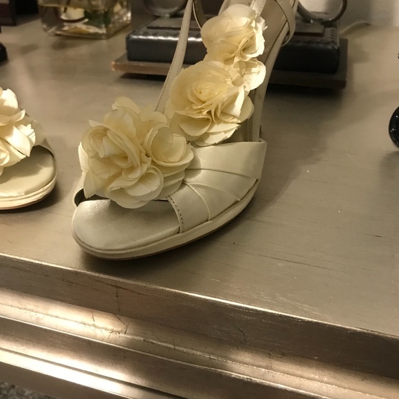 Pale yellow satin heels - Picture 2 of 12